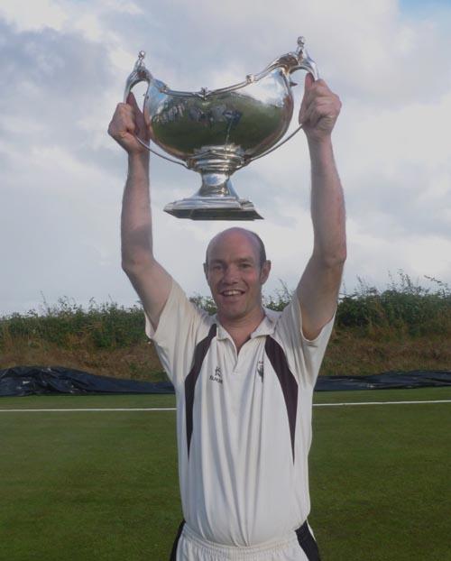  Gregg Miller raises the Bowl aloft