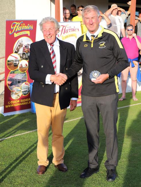 Malcolm Thomas receives his 2019 memento from Hugh Harrison-Allen