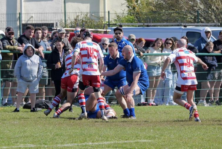  Mariners make a strong charge. Picture William John.