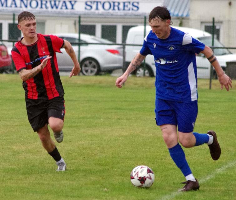 Brothers Will and Joe Haworth compete for possession. Picture Gordon Thomas Brothers Will and Joe Haworth compete for possession. Picture Gordon Thomas