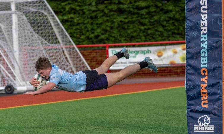 Daf Williams dives over for the final try